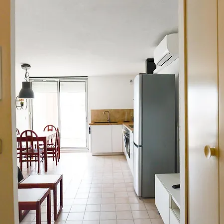 C 529 Piscine Front De Sète