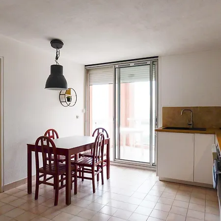 C 529 Piscine Front De * Sète