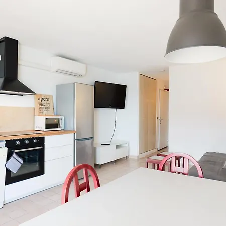 C 529 Piscine Front De Sète