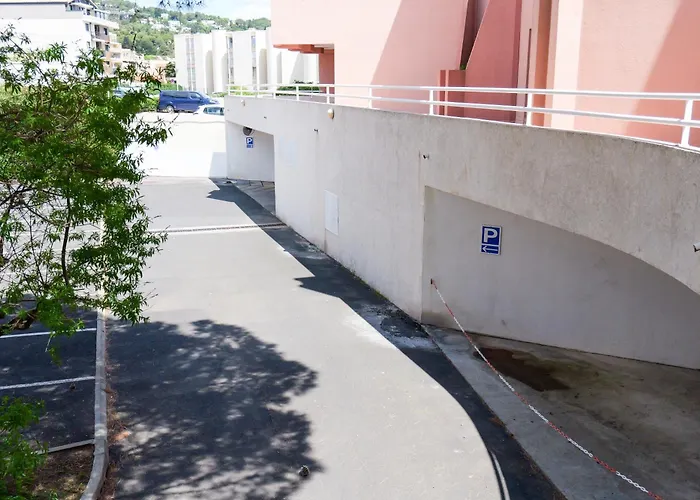 C 529 Piscine Front De