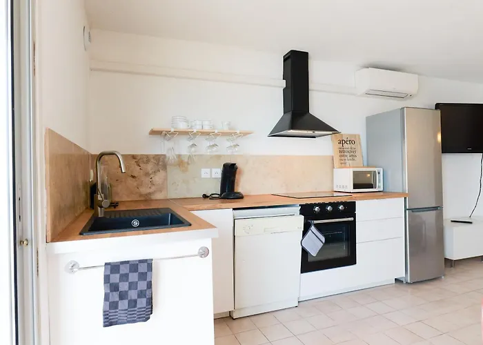 C 529 Piscine Front De Apartman *