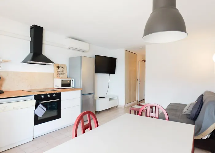 C 529 Piscine Front De Sète